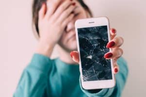 Réparation d'un smartphone avec un écran cassé