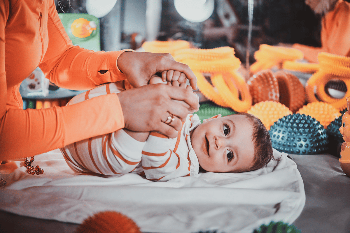 jouets d’éveil et habits pour bébé à acheter avant la naissance