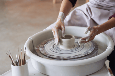 Quelle est la différence entre la poterie et la céramique